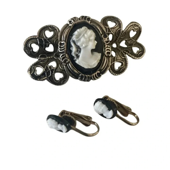 Vintage cameo brooch pin with matching cameo clip on earrings. - Picture 1 of 6